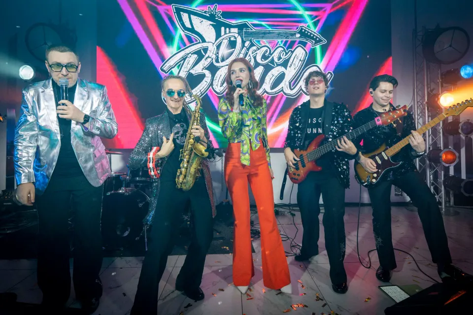 DISCO BANDA на сцене: вокалисты, саксофон и гитары