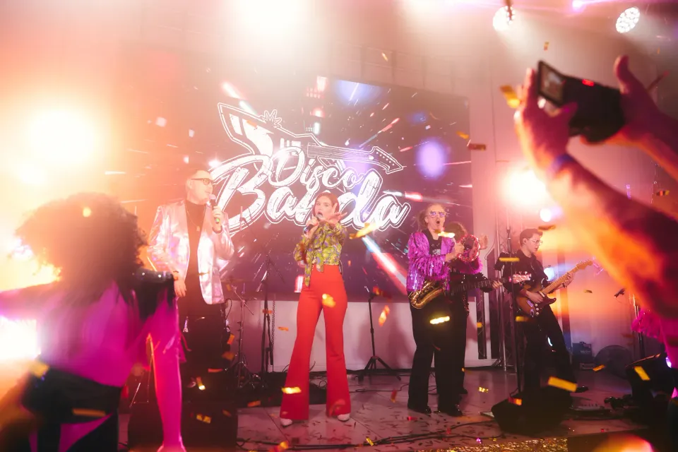 DISCO BANDA и танцовщицы под конфетти и яркими лучами