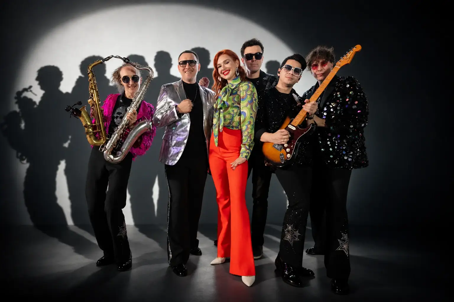 DISCO BANDA — участники кавер-группы в белом луче прожектора